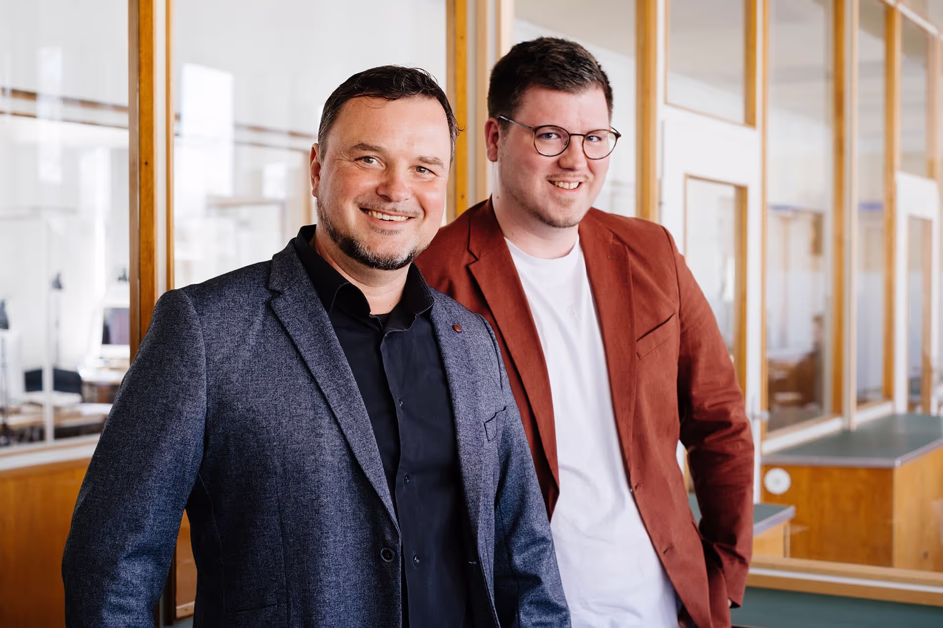 Die beiden Geschäftsführer der digitise GmbH in den Büroräumen.
