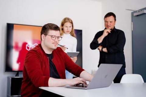 Foto eines Bildschrims mit geöffneten Copraporate Design Styleguide.