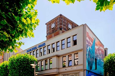 Foto eines Gebäudes mit der Beschriftung Schlegel-Haus.